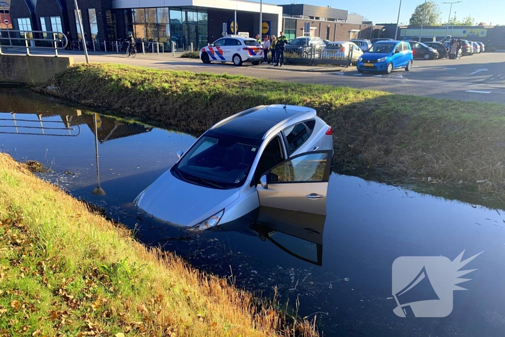 Personenauto belandt in sloot