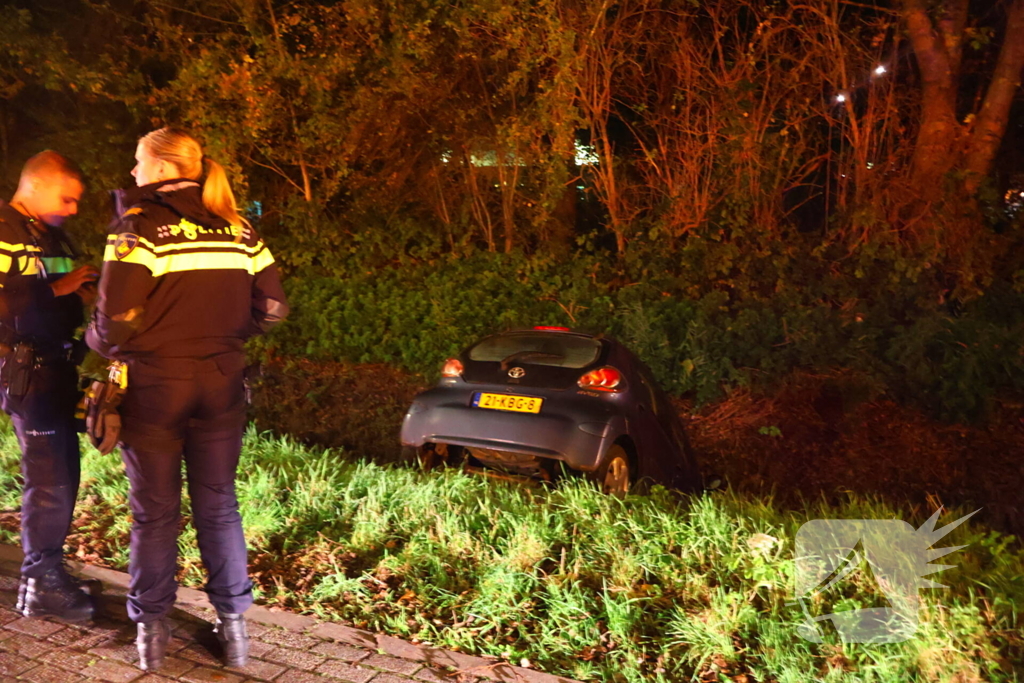 Personenauto belandt in sloot na vergeten handrem