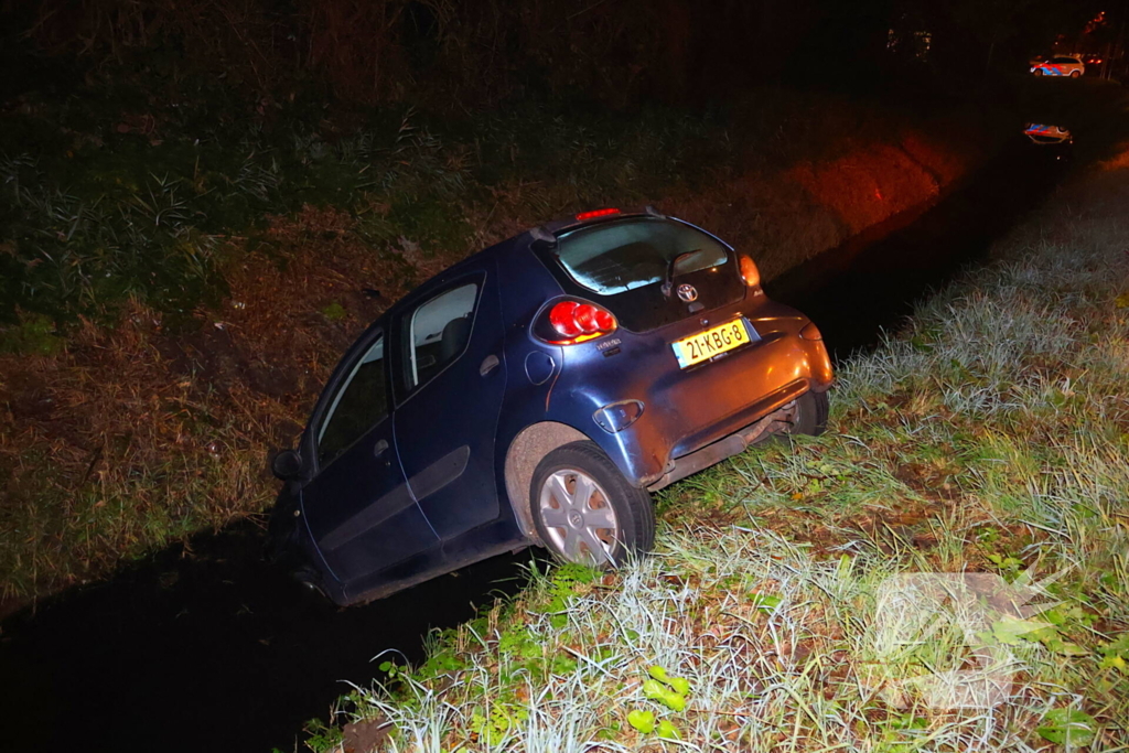 Personenauto belandt in sloot na vergeten handrem