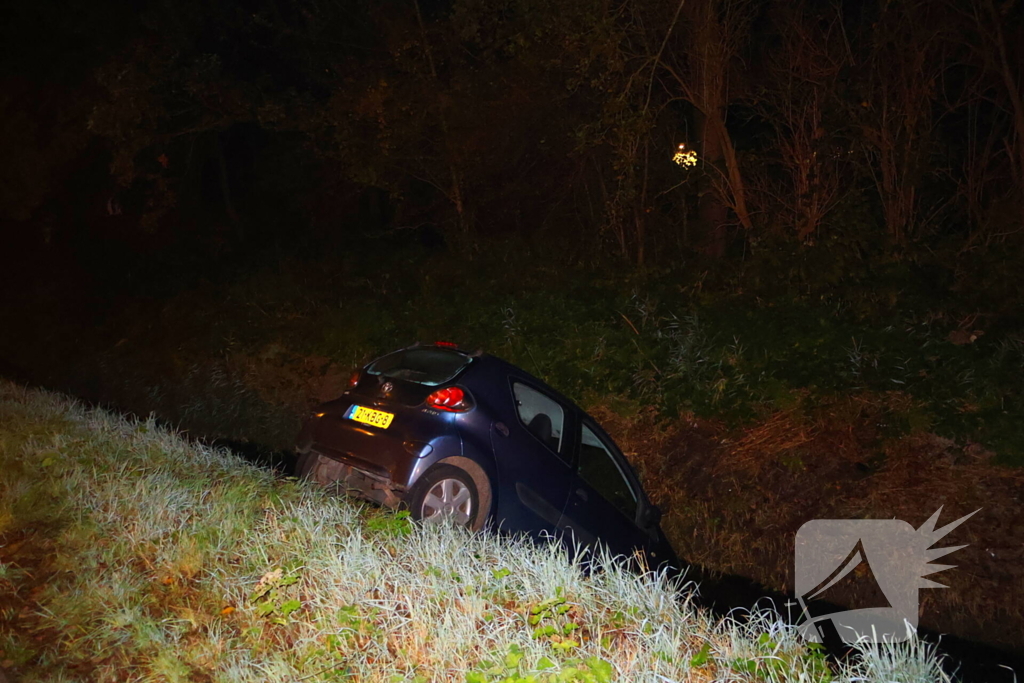 Personenauto belandt in sloot na vergeten handrem