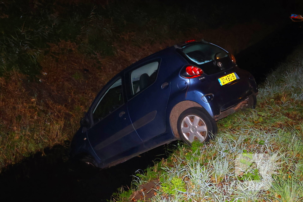 Personenauto belandt in sloot na vergeten handrem