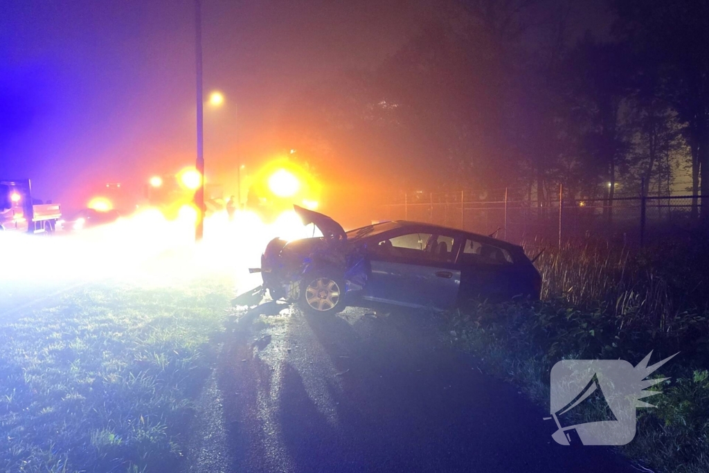 Gewonde en veel schade na frontale aanrijding