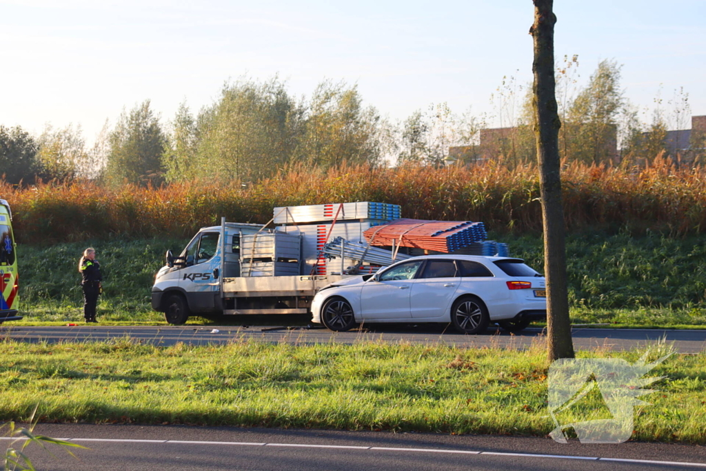 Twee gewonden nadat auto achterop bakwagen botst