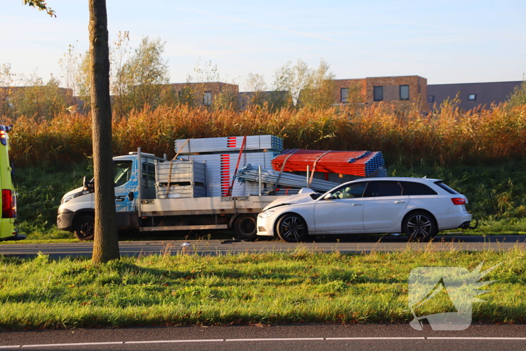 Twee gewonden nadat auto achterop bakwagen botst