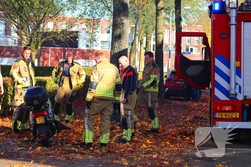 Brandweer blust brand in deelscooter