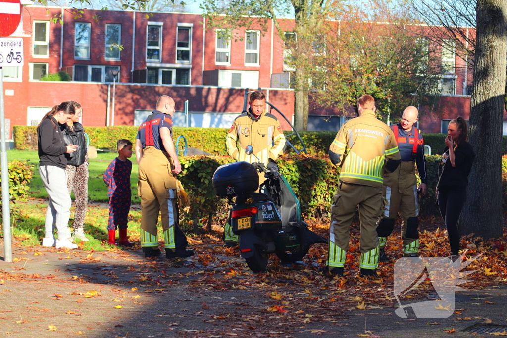 Brandweer blust brand in deelscooter