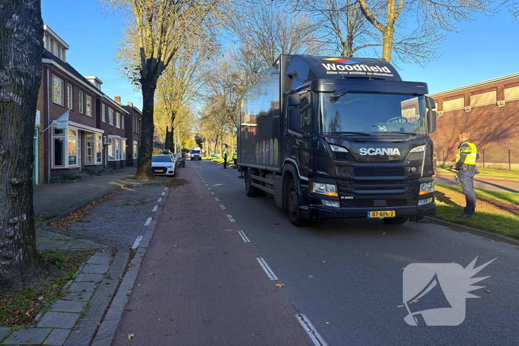 Politie onderzoek naar aanrijding tussen fietsers en vrachtwagen