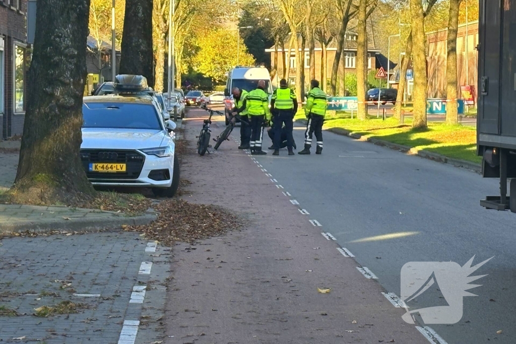 Politie onderzoek naar aanrijding tussen fietsers en vrachtwagen