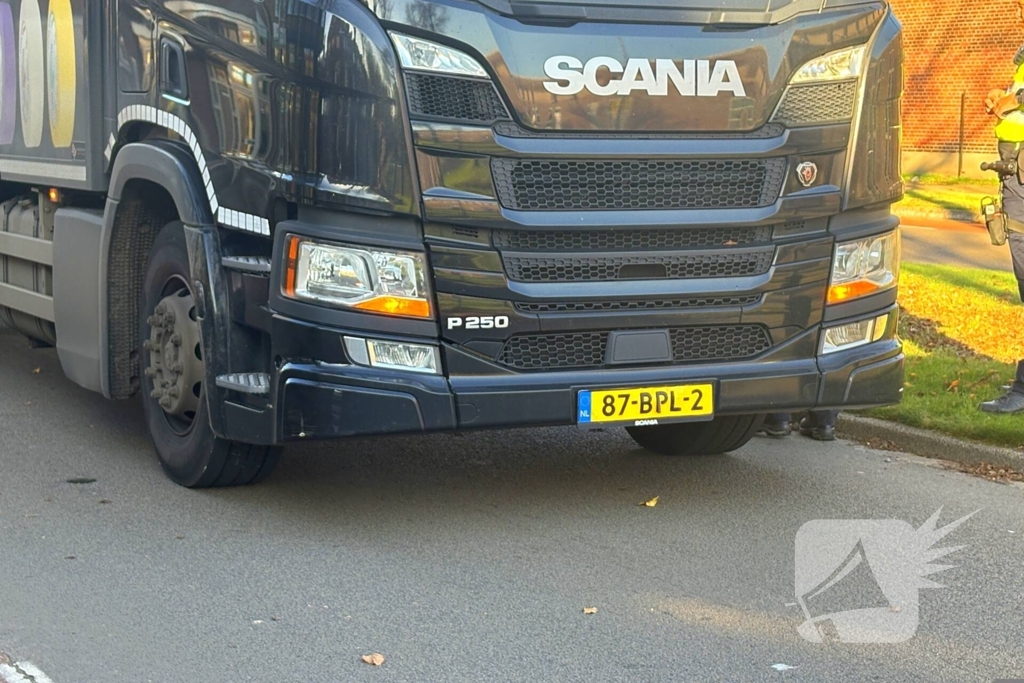 Politie onderzoek naar aanrijding tussen fietsers en vrachtwagen