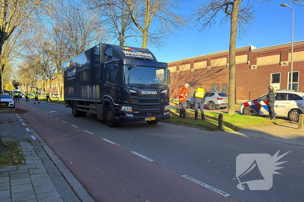 Politie onderzoek naar aanrijding tussen fietsers en vrachtwagen