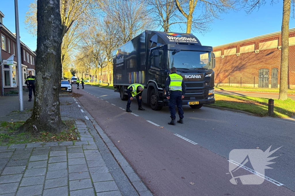 Politie onderzoek naar aanrijding tussen fietsers en vrachtwagen