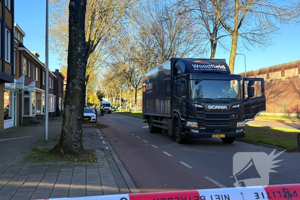 Politie onderzoek naar aanrijding tussen fietsers en vrachtwagen