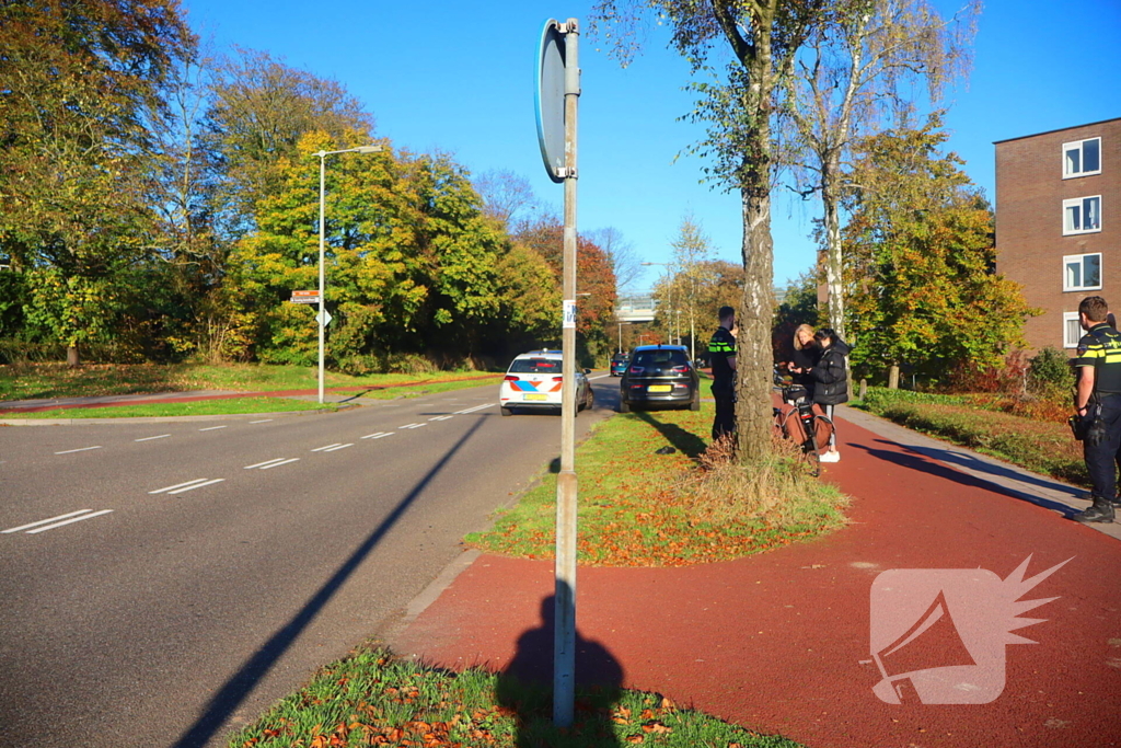 Fietster ziet auto over het hoofd bij afslaan