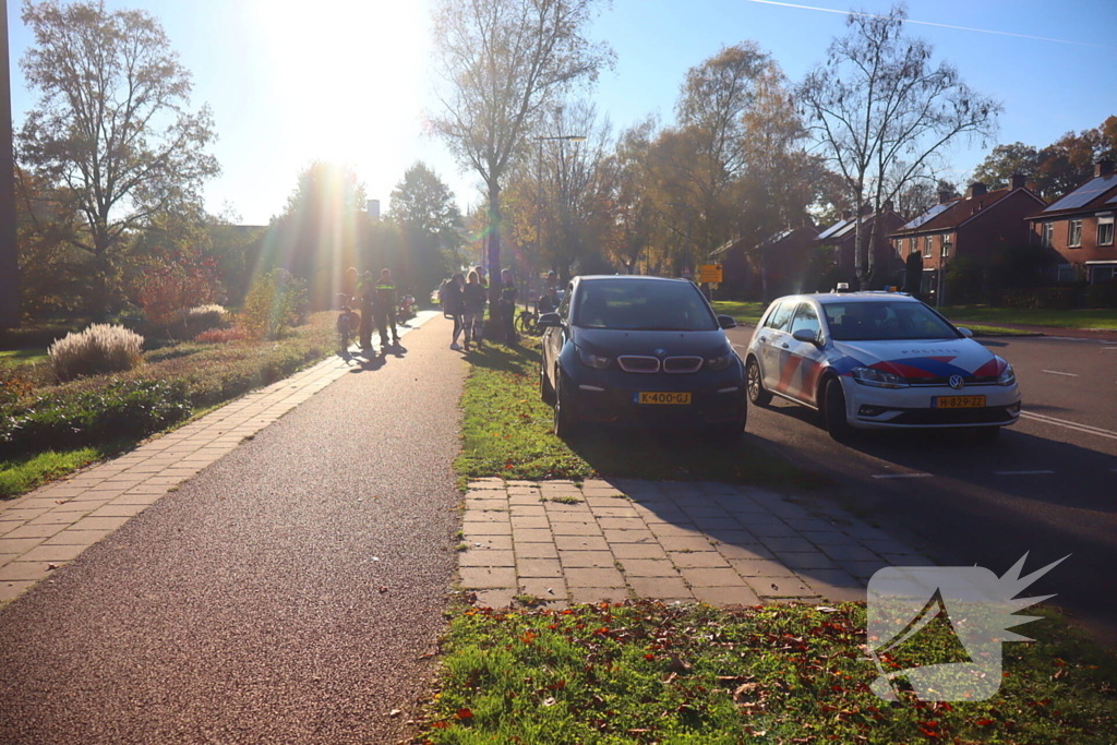 Fietster ziet auto over het hoofd bij afslaan