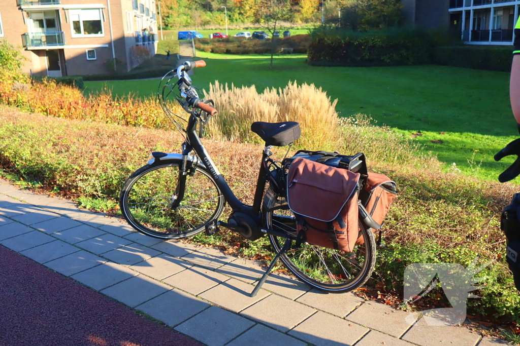 Fietster ziet auto over het hoofd bij afslaan