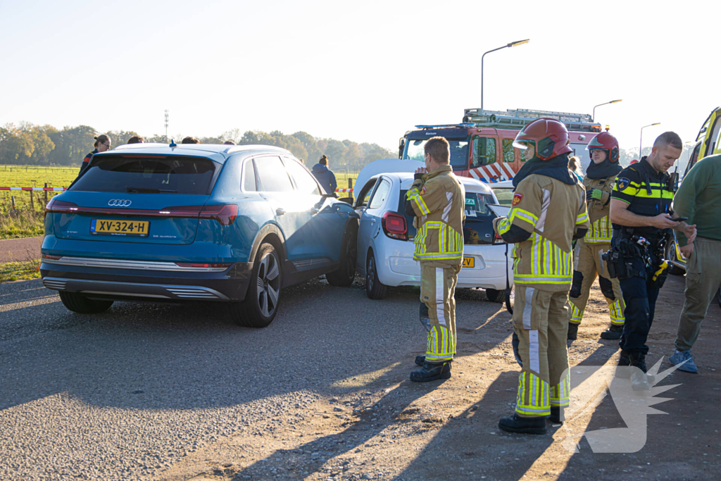 Onderzoek naar oorzaak botsing tussen twee auto's