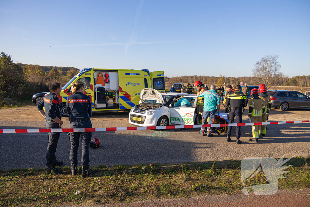 Onderzoek naar oorzaak botsing tussen twee auto's