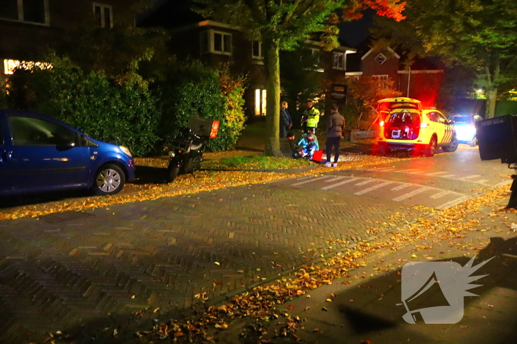 Scooter bezorger gaat hard onderuit