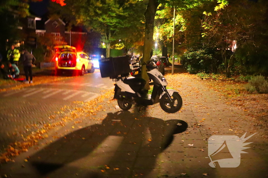 Scooter bezorger gaat hard onderuit