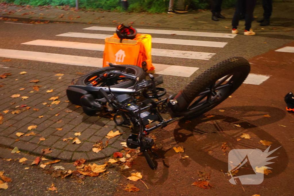 Fatbike bezorger en automobilist met elkaar in botsing