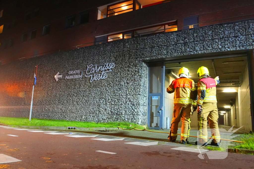 Brandend restafval in parkeergarage zorgt voor rookontwikkeling