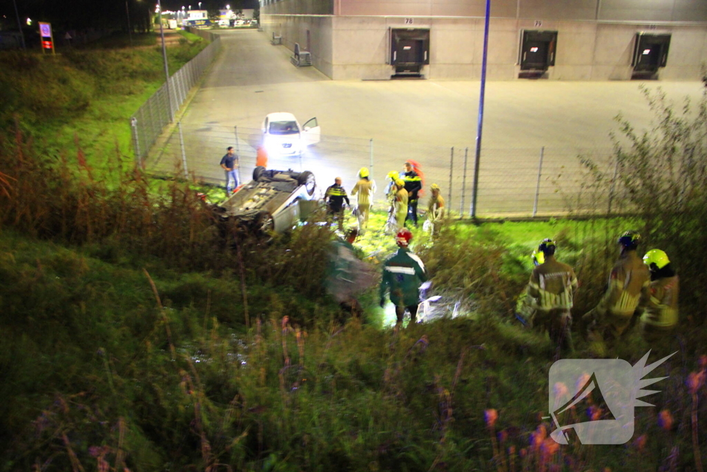 Auto rijdt van talud en belandt op de kop, inzittende gereanimeerd