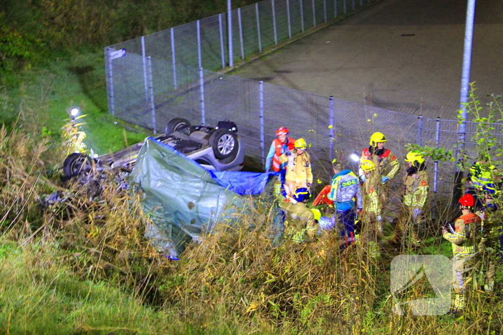 Auto rijdt van talud en belandt op de kop, inzittende gereanimeerd