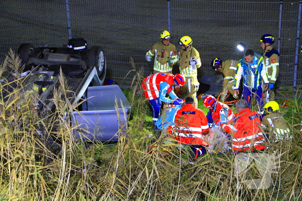 Auto rijdt van talud en belandt op de kop, inzittende gereanimeerd