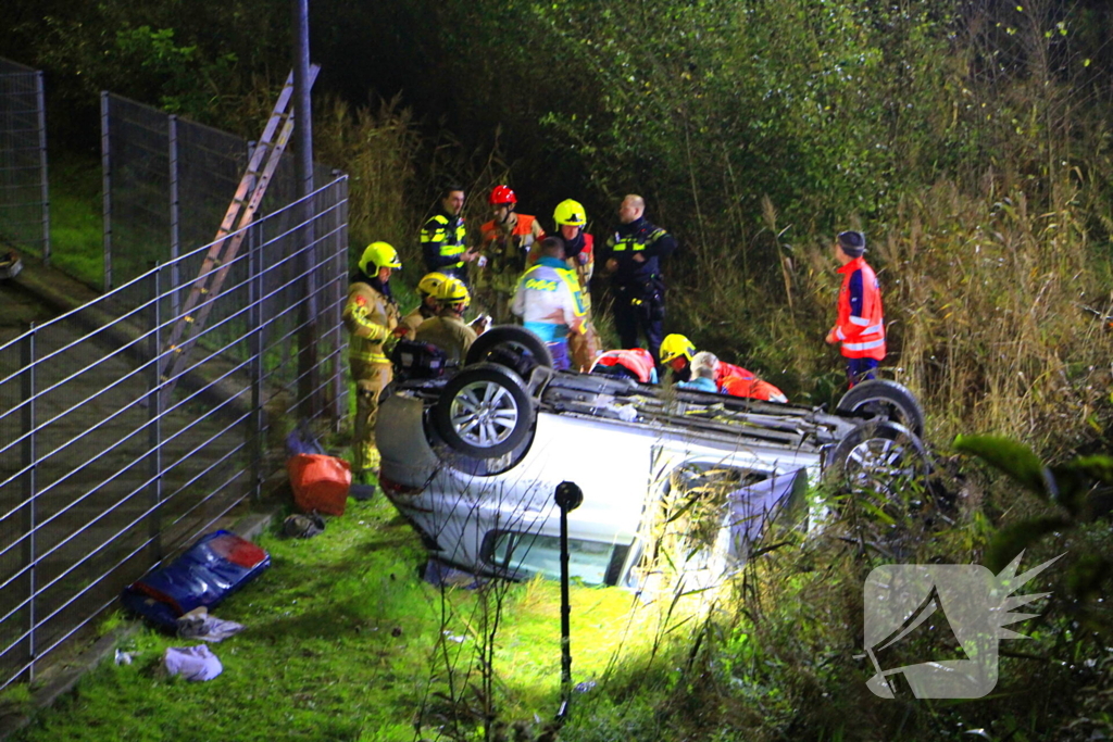 Auto rijdt van talud en belandt op de kop, inzittende gereanimeerd