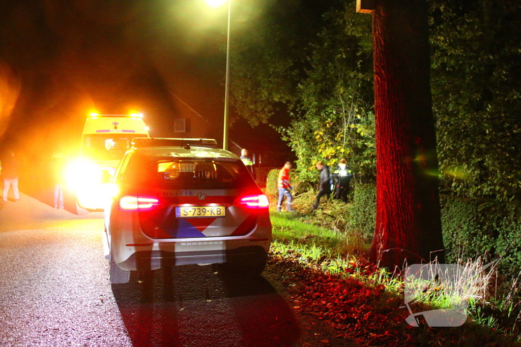 Auto komt op zijkant in tuin terecht, bestuurder aangehouden