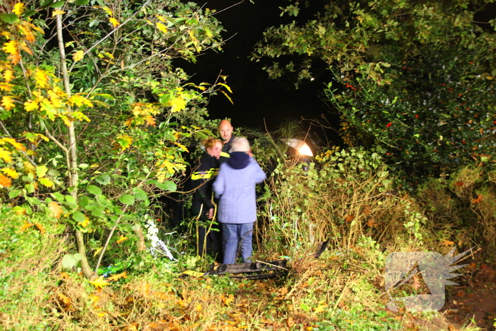 Auto komt op zijkant in tuin terecht, bestuurder aangehouden