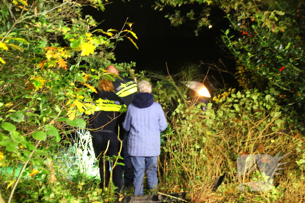 Auto komt op zijkant in tuin terecht, bestuurder aangehouden