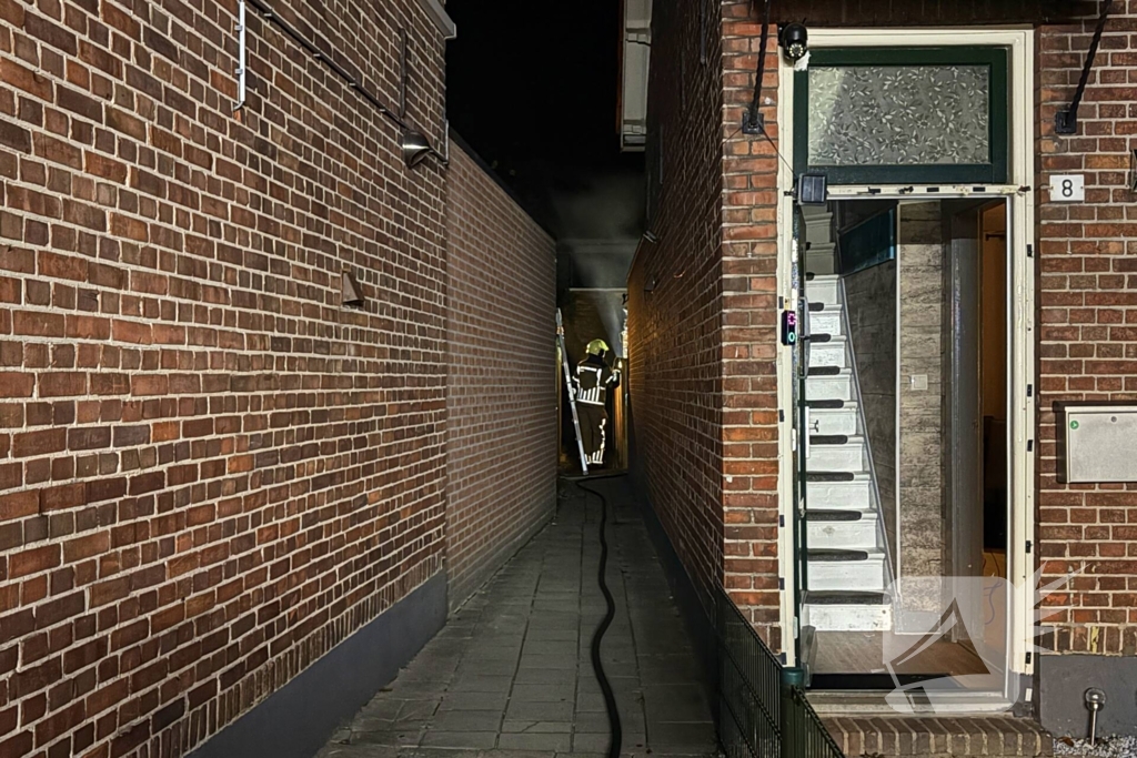 Brand achter woning door kortsluiting