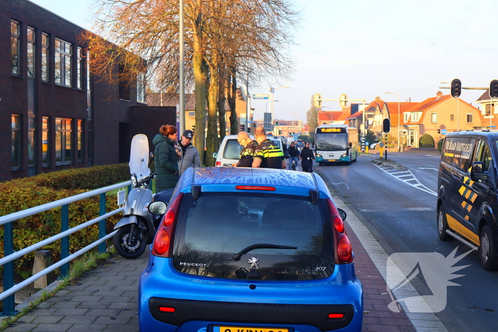 Scooterrijder gewond bij botsing met personenauto