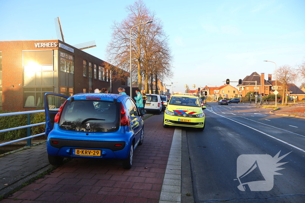 Scooterrijder gewond bij botsing met personenauto