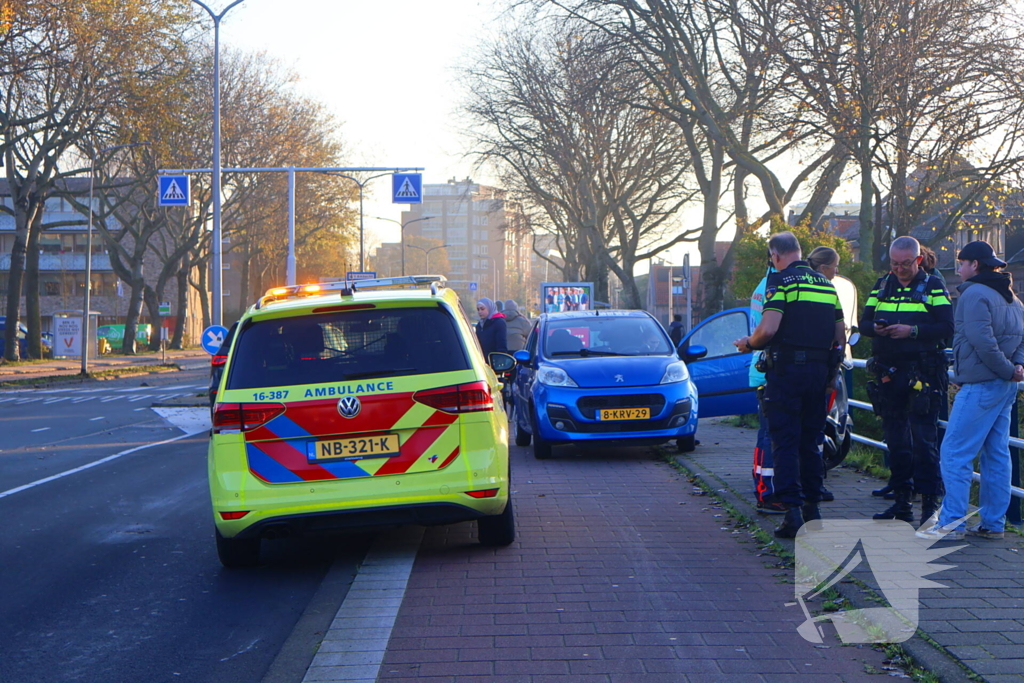 Scooterrijder gewond bij botsing met personenauto