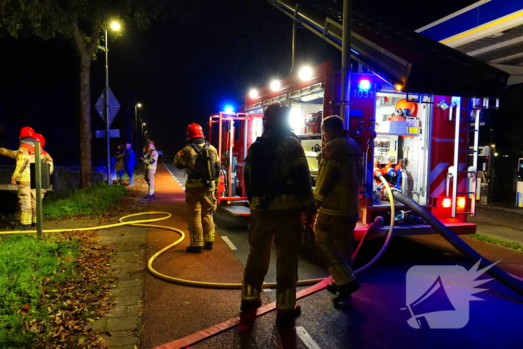 Geparkeerde auto vliegt spontaan in brand