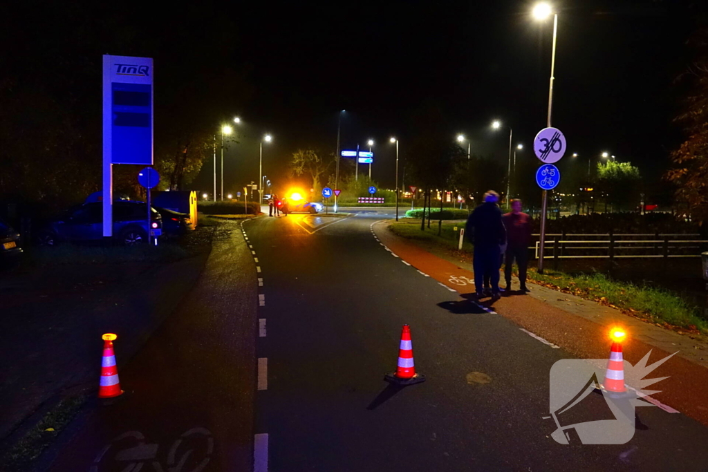 Geparkeerde auto vliegt spontaan in brand