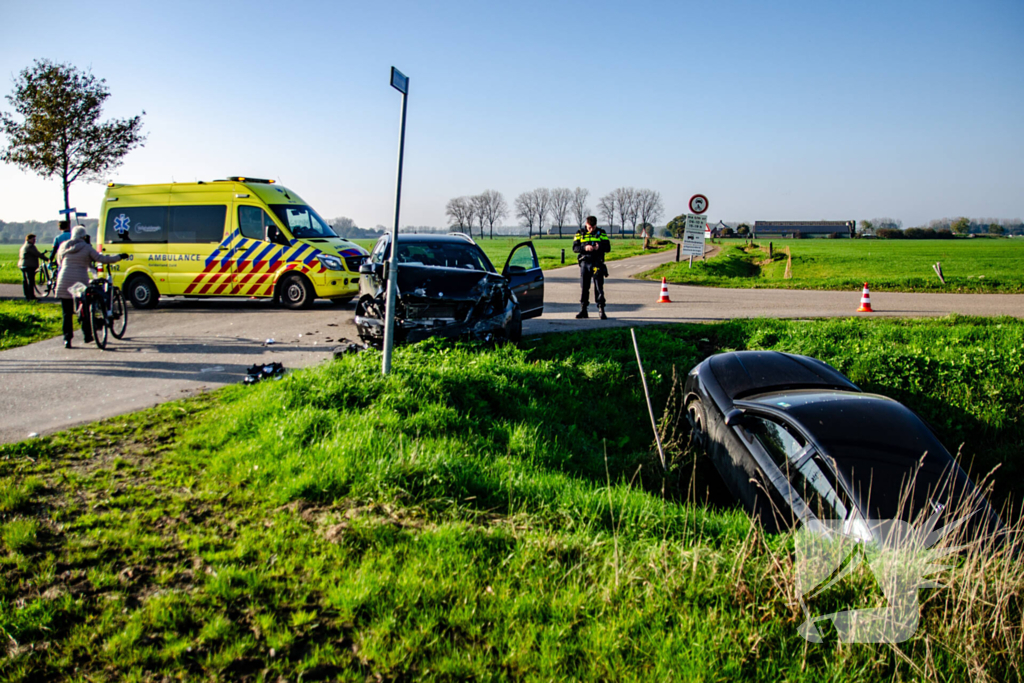 Auto belandt in sloot na frontale botsing op kruising