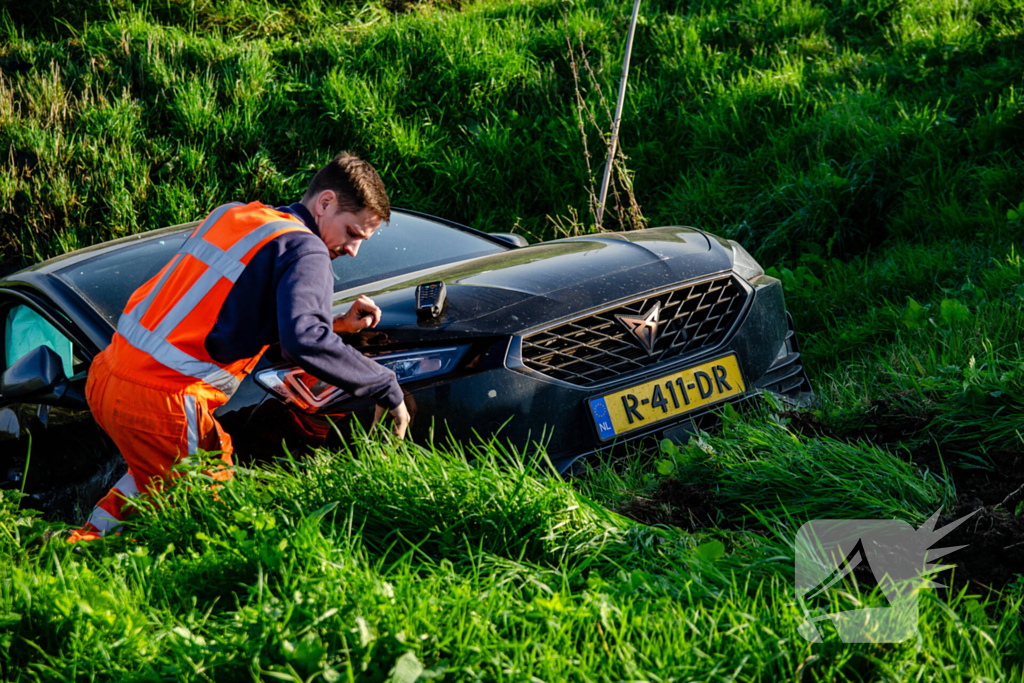 Auto belandt in sloot na frontale botsing op kruising