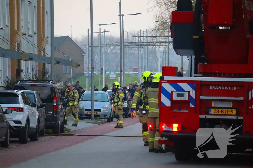 Specialistisch politieteam treft overleden persoon aan bij inval na flatbrand