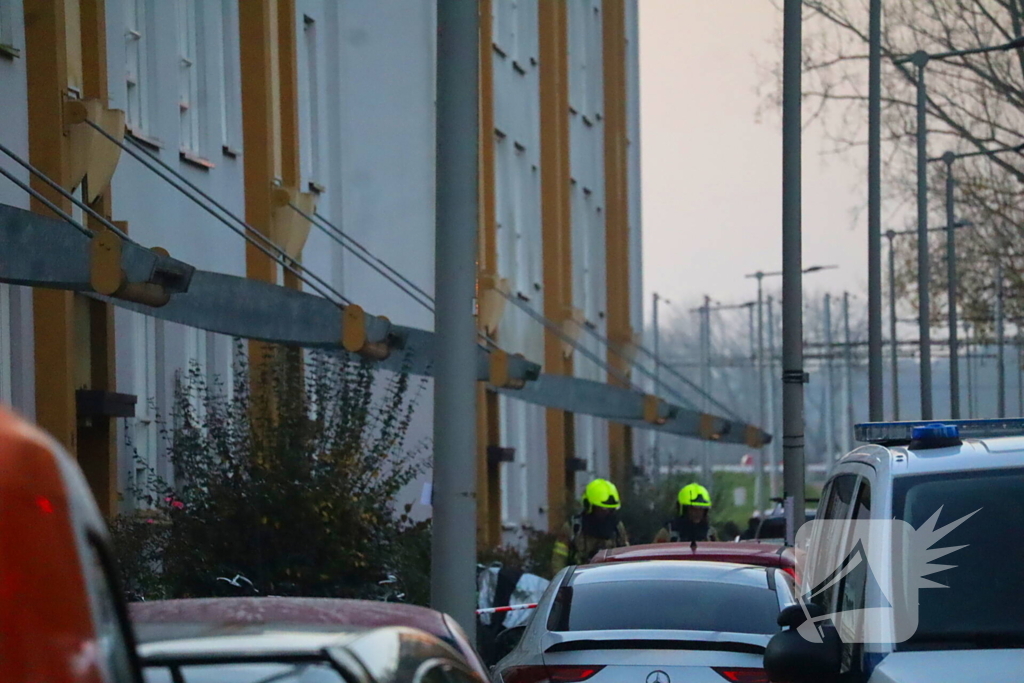 Specialistisch politieteam treft overleden persoon aan bij inval na flatbrand