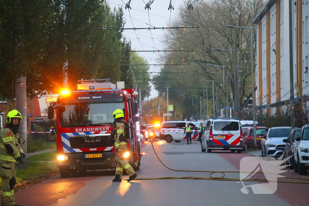 Specialistisch politieteam treft overleden persoon aan bij inval na flatbrand