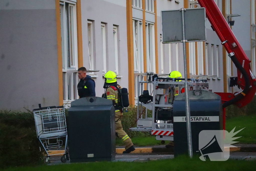 Specialistisch politieteam treft overleden persoon aan bij inval na flatbrand