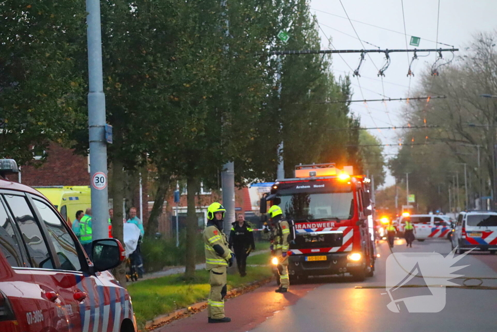 Specialistisch politieteam treft overleden persoon aan bij inval na flatbrand