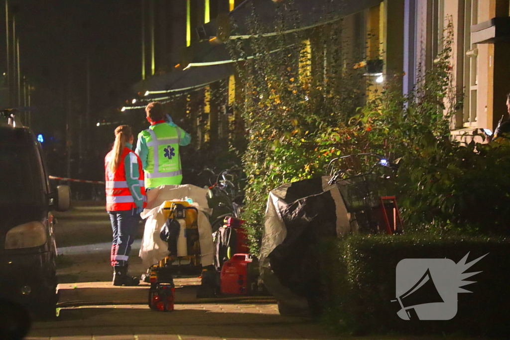 Specialistisch politieteam treft overleden persoon aan bij inval na flatbrand