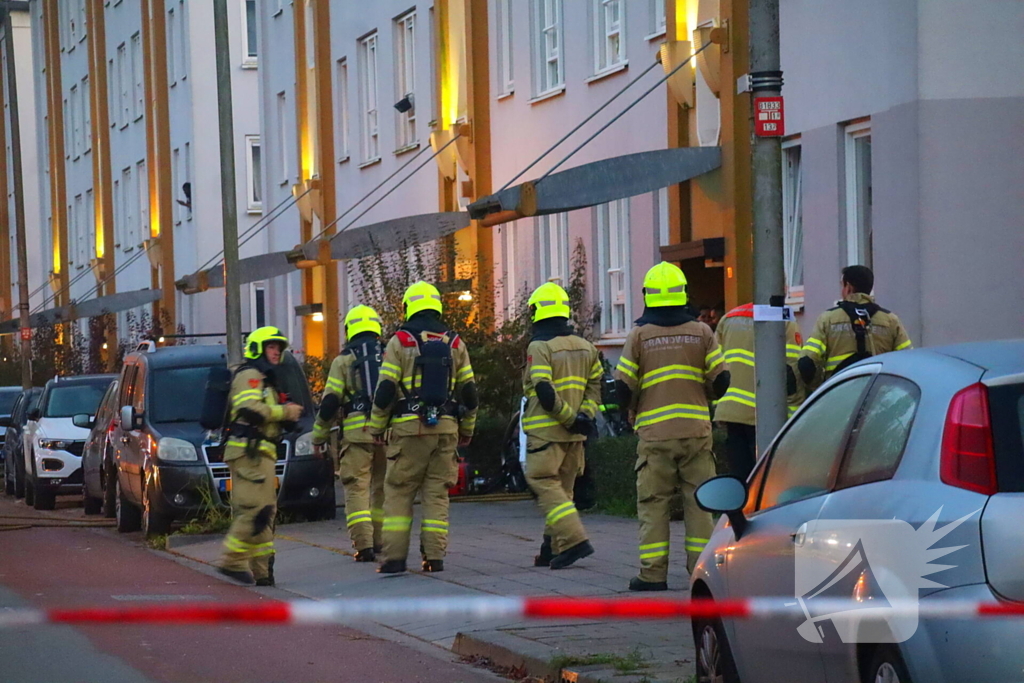 Specialistisch politieteam treft overleden persoon aan bij inval na flatbrand