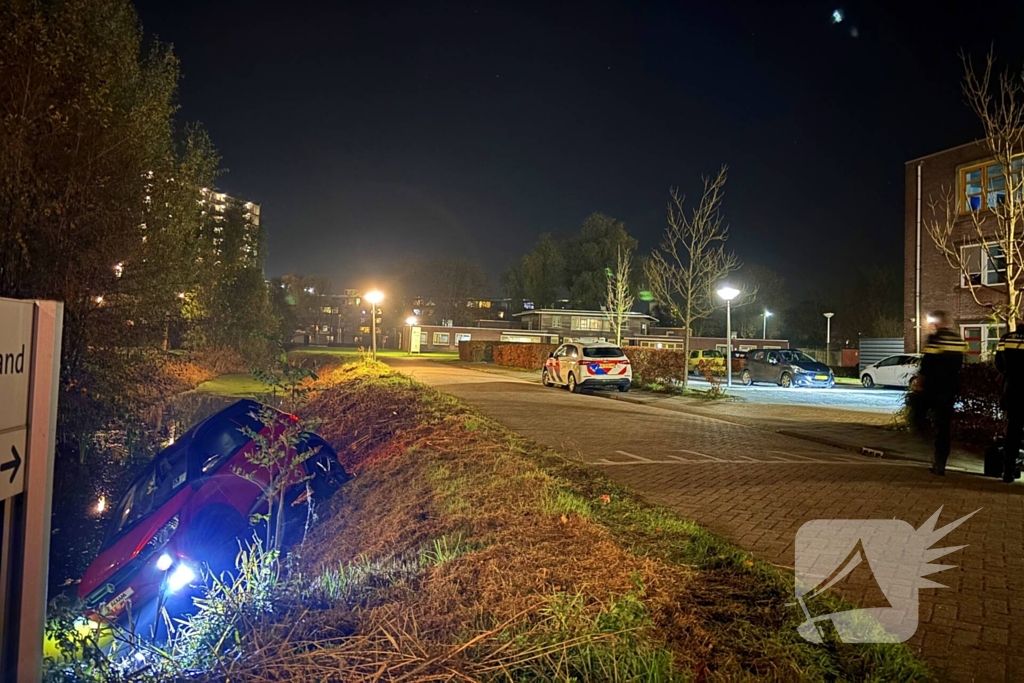 Oudere vrouw belandt met brommobiel in sloot