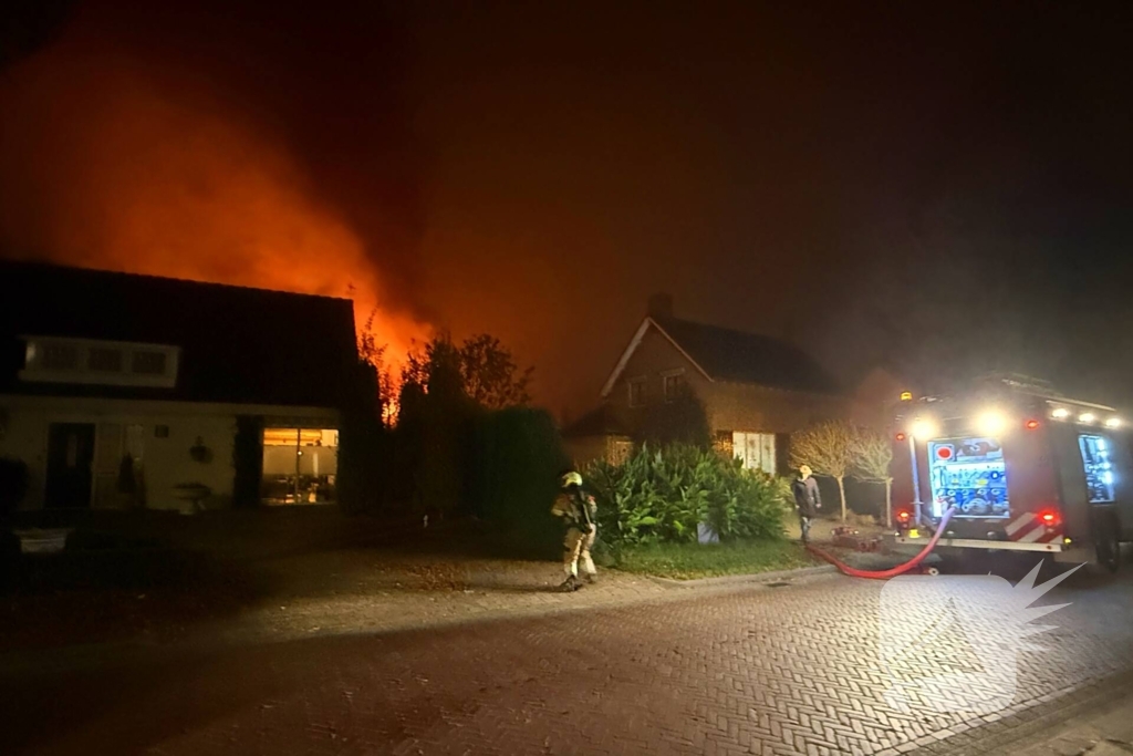 Vlammen slaan uit dak van schuur