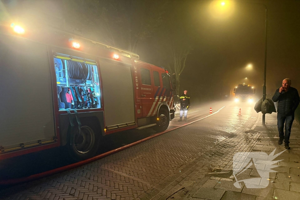 Vlammen slaan uit dak van schuur